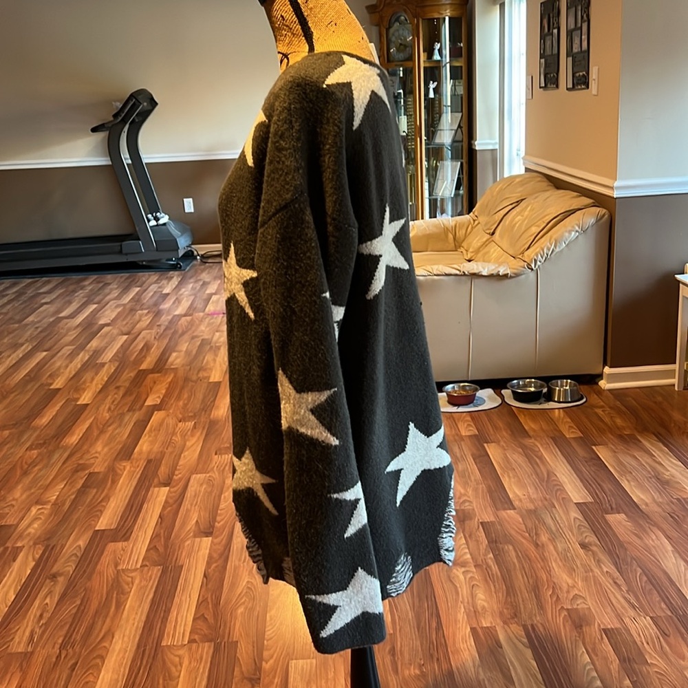 Size L GRAY sweater with white stars and distressed trim - Picture 5 of 6